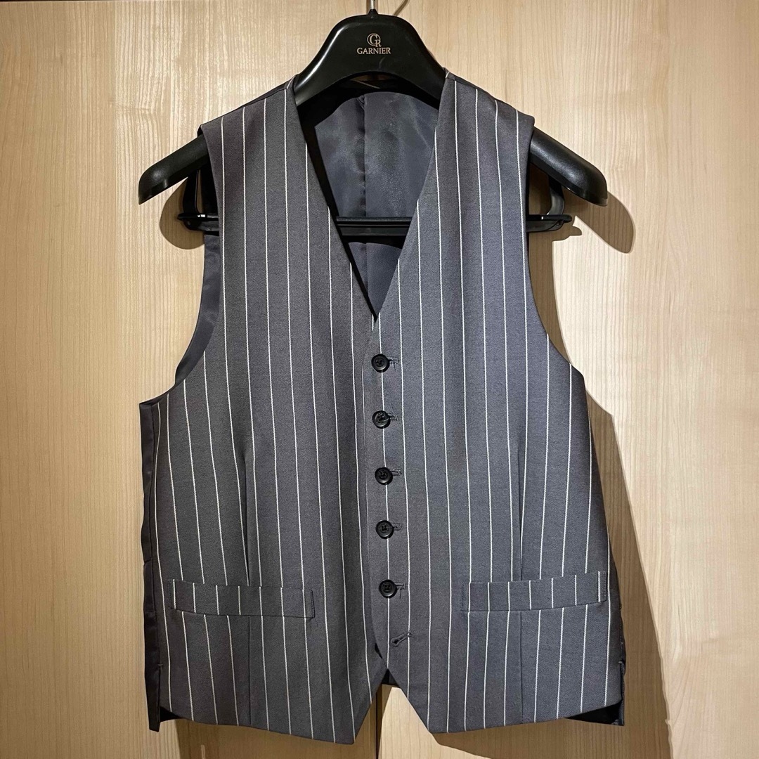 GARNIER(ガルニエ)のGARNIER スリーピーススーツ(グレーストライプ) メンズのスーツ(セットアップ)の商品写真