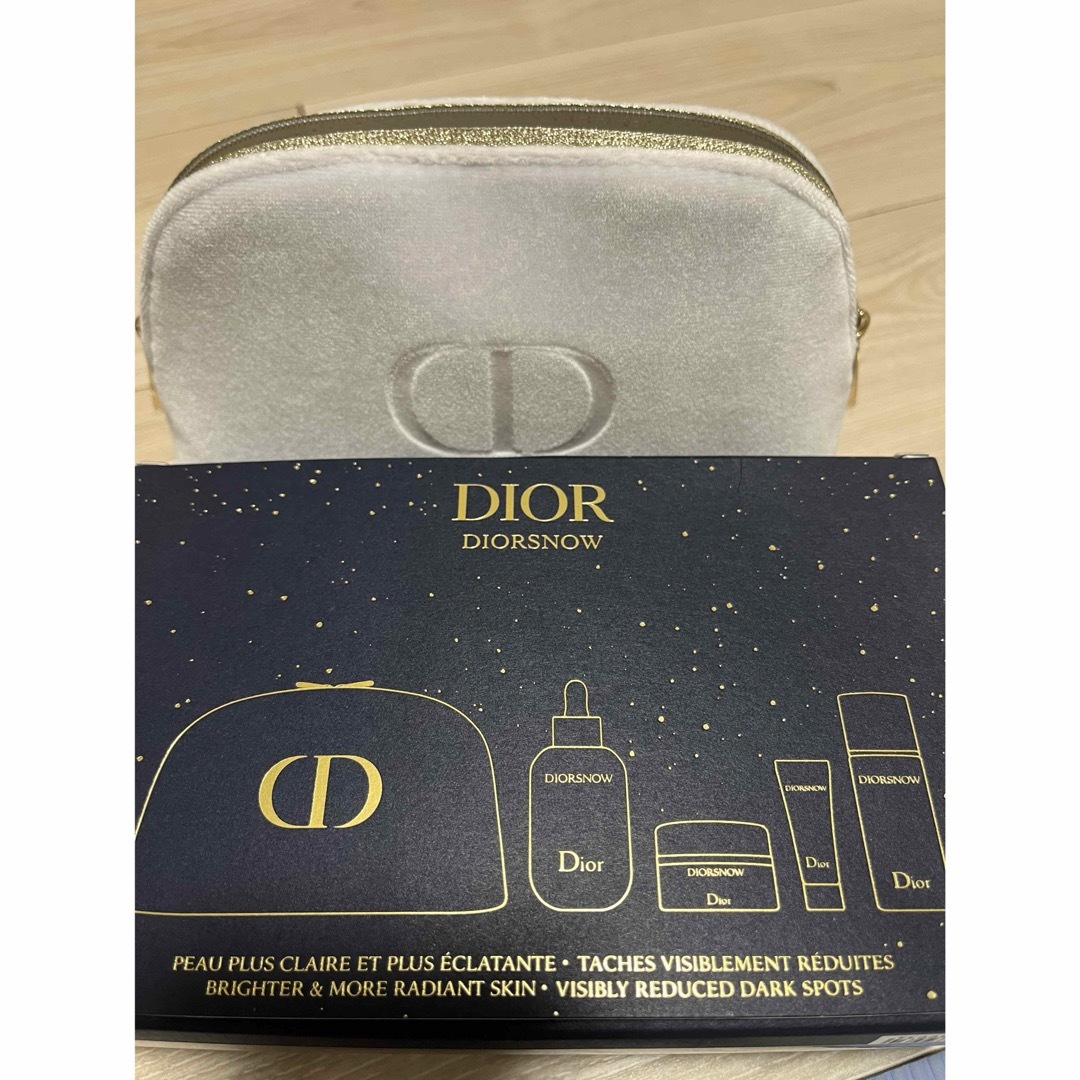 Dior(ディオール)のディオールスノーエッセンスホリデー限定品　ポーチ付き(美容液以外) コスメ/美容のスキンケア/基礎化粧品(化粧水/ローション)の商品写真