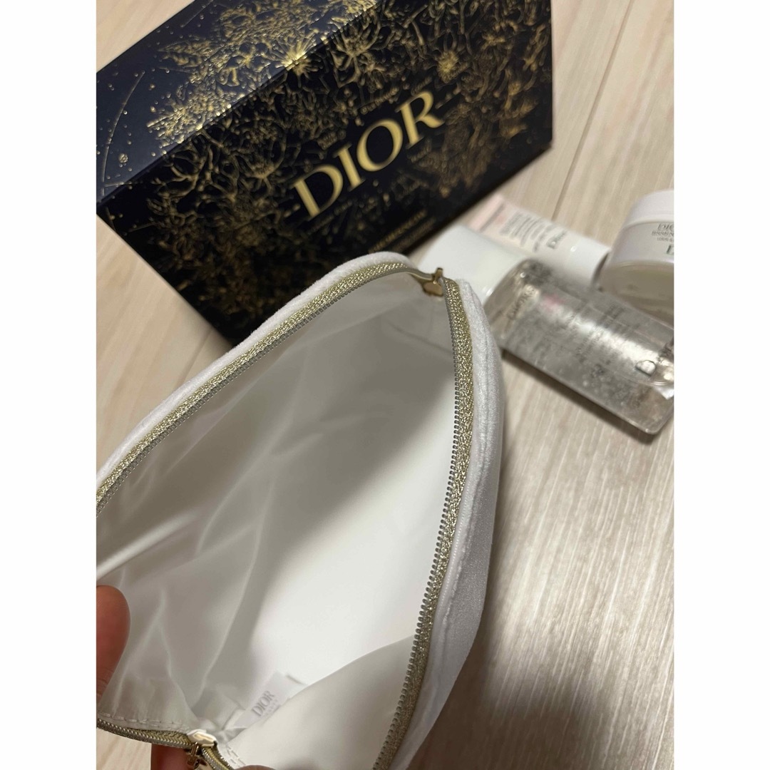 Dior(ディオール)のディオールスノーエッセンスホリデー限定品　ポーチ付き(美容液以外) コスメ/美容のスキンケア/基礎化粧品(化粧水/ローション)の商品写真