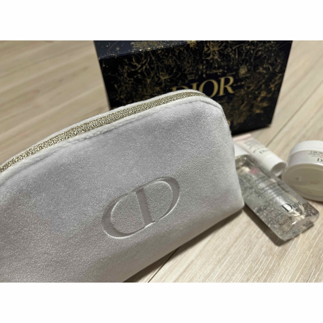 Dior(ディオール)のディオールスノーエッセンスホリデー限定品　ポーチ付き(美容液以外) コスメ/美容のスキンケア/基礎化粧品(化粧水/ローション)の商品写真