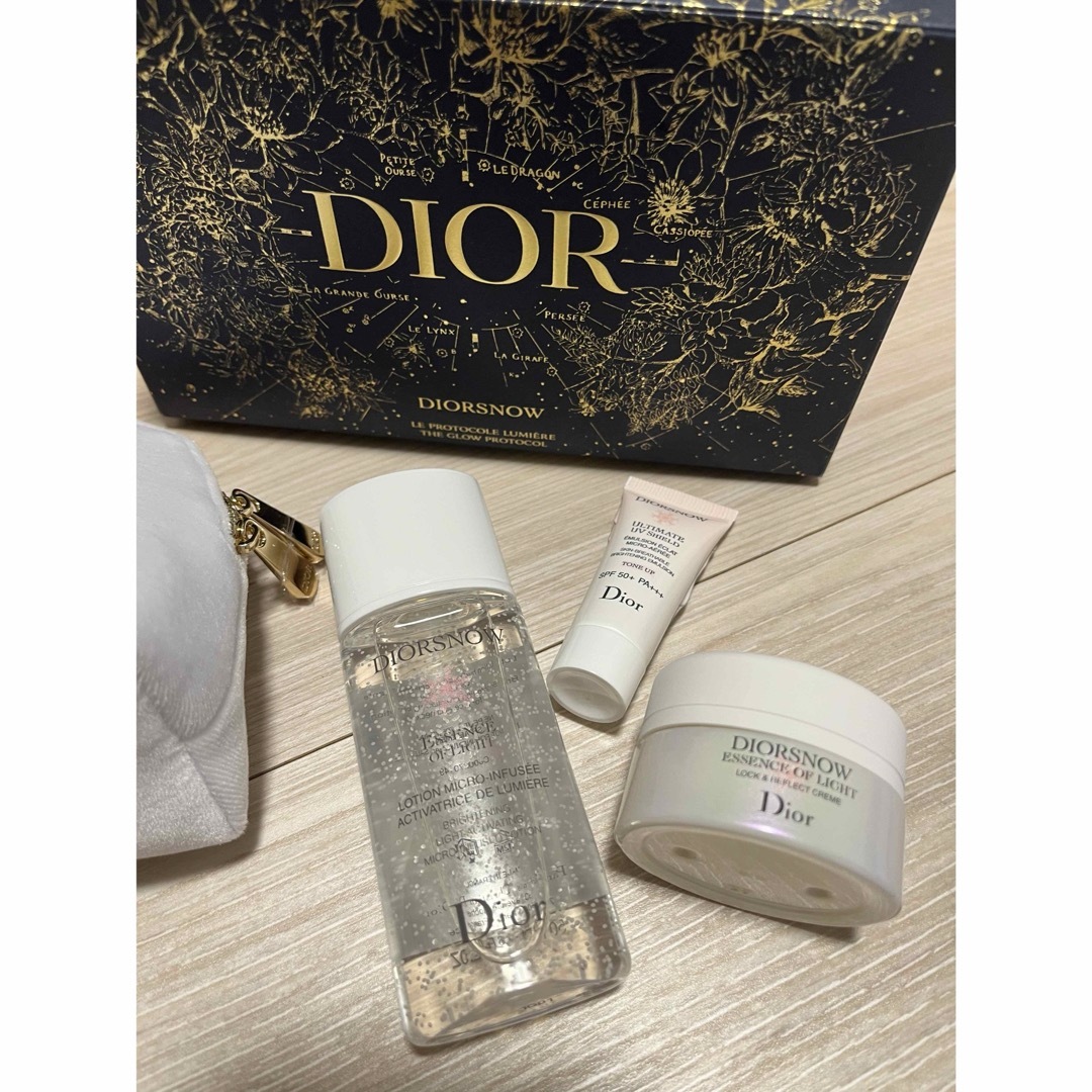 Dior(ディオール)のディオールスノーエッセンスホリデー限定品　ポーチ付き(美容液以外) コスメ/美容のスキンケア/基礎化粧品(化粧水/ローション)の商品写真