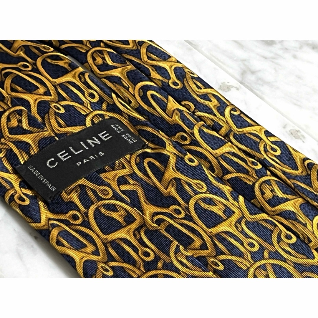 celine(セリーヌ)の未使用 CELINE スペイン製 ネイビー イエロー 金具柄 メンズのファッション小物(ネクタイ)の商品写真