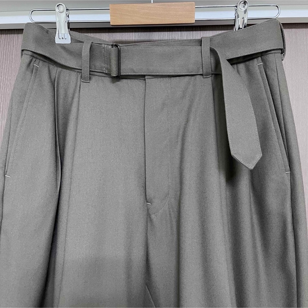 YOKE(ヨーク)のYOKE BELTED 2TUCK WIDE TROUSERS タグ付 メンズのパンツ(スラックス)の商品写真