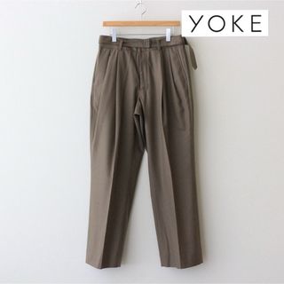 ヨーク(YOKE)のYOKE BELTED 2TUCK WIDE TROUSERS タグ付(スラックス)