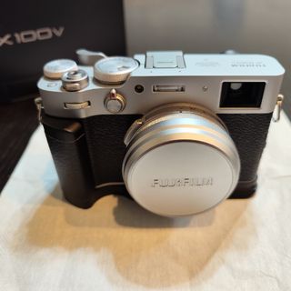 フジフイルム(富士フイルム)のFUJIFILM X100V シルバー　おまけ付き(コンパクトデジタルカメラ)