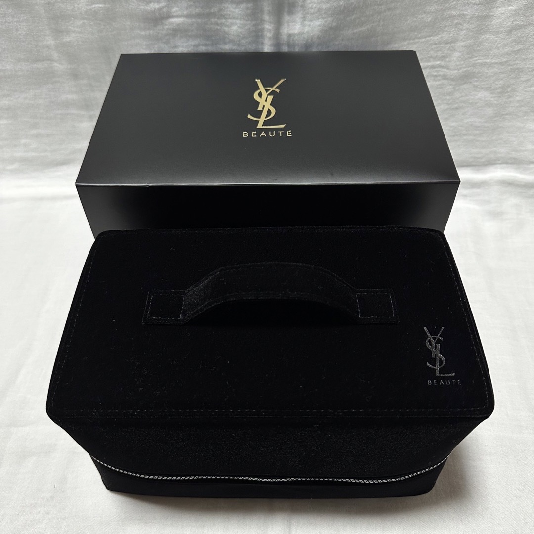 Yves Saint Laurent Beaute(イヴサンローランボーテ)のイヴサンローラン ノベルティ バニティポーチ ベルベット 新品未使用♪ レディースのファッション小物(ポーチ)の商品写真