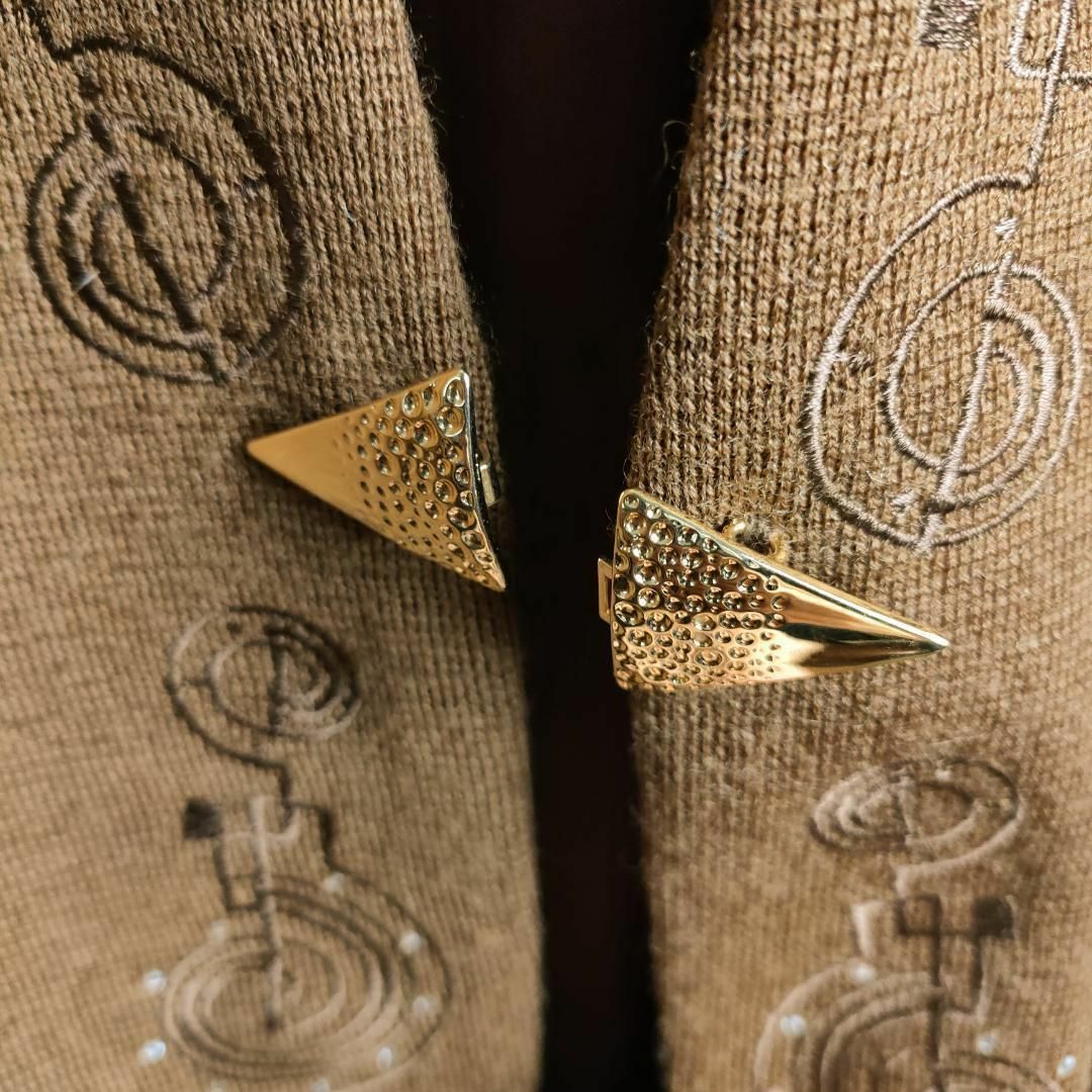 昭和レトロ ノーカラージャケット ブラウン 刺繍 音符 ゴールド金具 レディースのジャケット/アウター(ノーカラージャケット)の商品写真