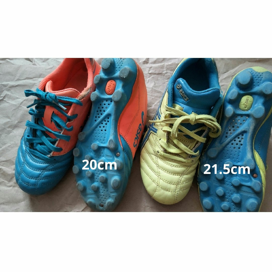 asics(アシックス)のジュニアサッカースパイク２足　20cm　21.5cm スポーツ/アウトドアのサッカー/フットサル(シューズ)の商品写真