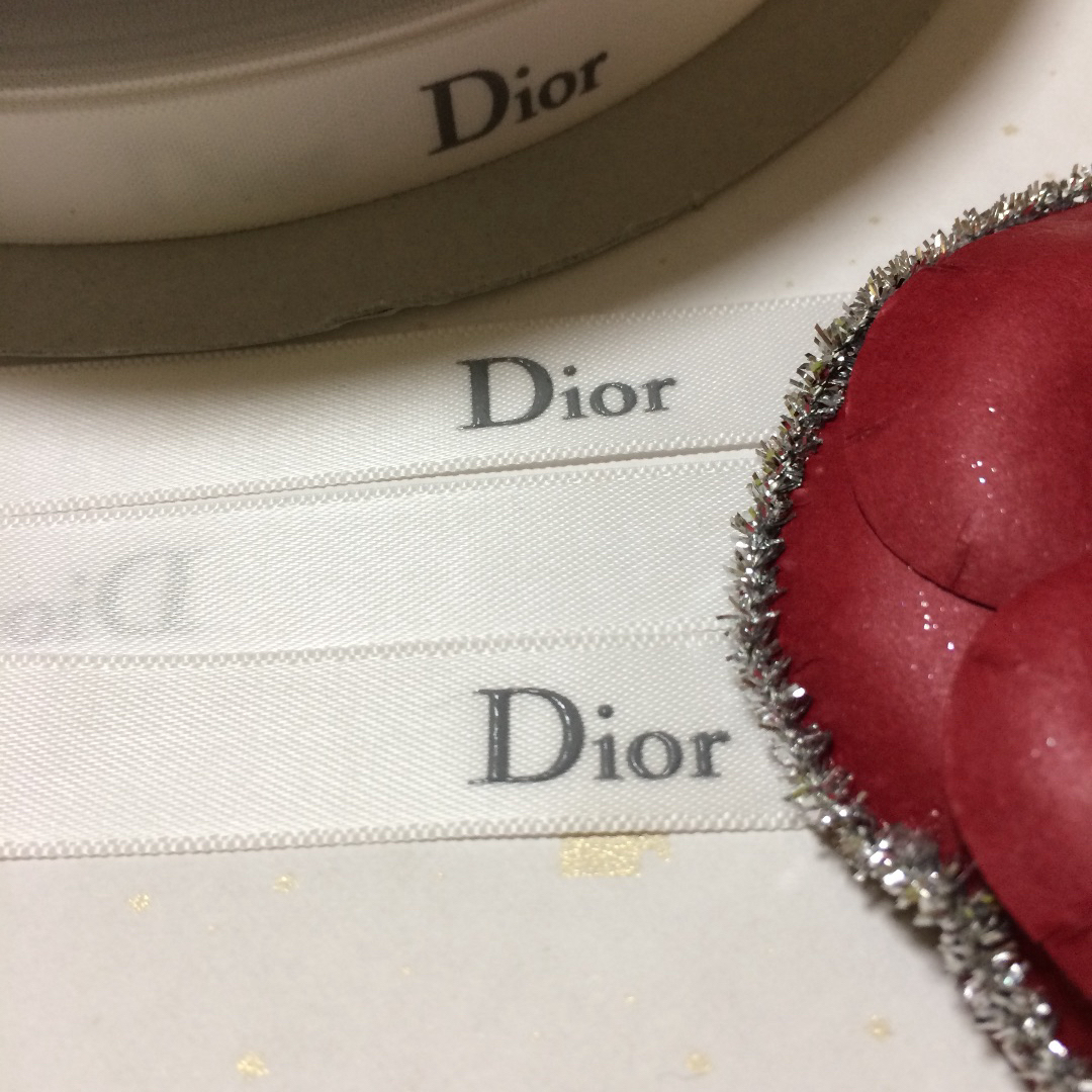 Christian Dior(クリスチャンディオール)のDior/ラッピングリボンホワイト×シルバーロゴ《幅1㎝×1m》 インテリア/住まい/日用品のオフィス用品(ラッピング/包装)の商品写真