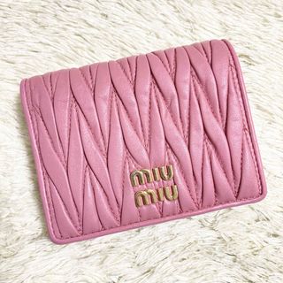 ミュウミュウ(miumiu)の【極美品】現行 MIU MIU マテラッセ 二つ折り財布 ロゴ金具 ピンク(財布)