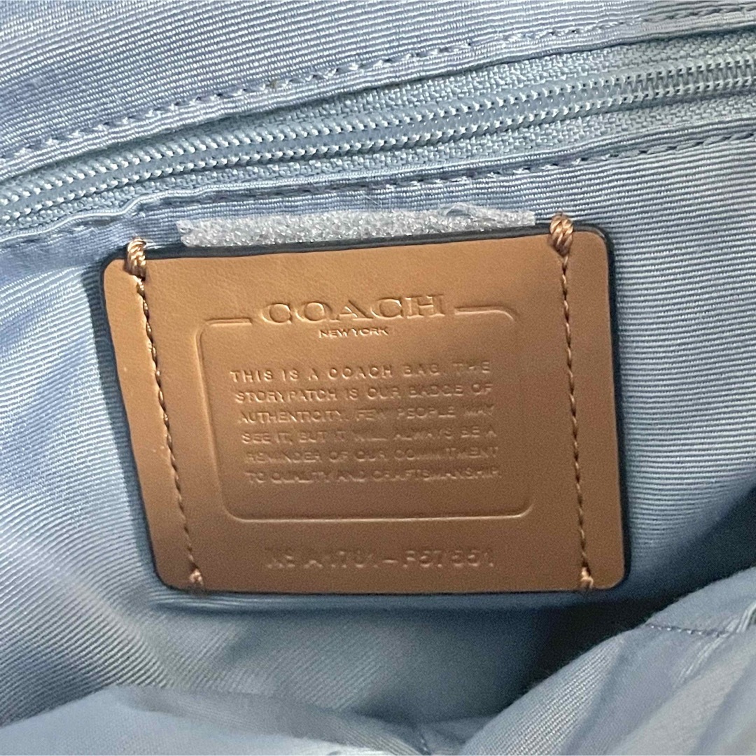 COACH(コーチ)の【美品】コーチ リュック シグネチャー柄 ターンロック ロゴ チャーム レディースのバッグ(リュック/バックパック)の商品写真