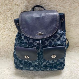 コーチ(COACH)の【美品】コーチ リュック シグネチャー柄 ターンロック ロゴ チャーム(リュック/バックパック)