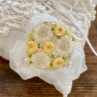 刺繍ブローチorヘアゴム✳︎フラワーボックスlight yellow(コサージュ/ブローチ)