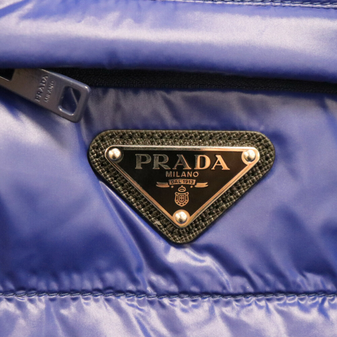 PRADA(プラダ)のPRADA プラダ Re Nylon 三角プレート付きナイロン キルティングダウンジャケット ブルー SGC043 S222 11A9 メンズのジャケット/アウター(ダウンジャケット)の商品写真