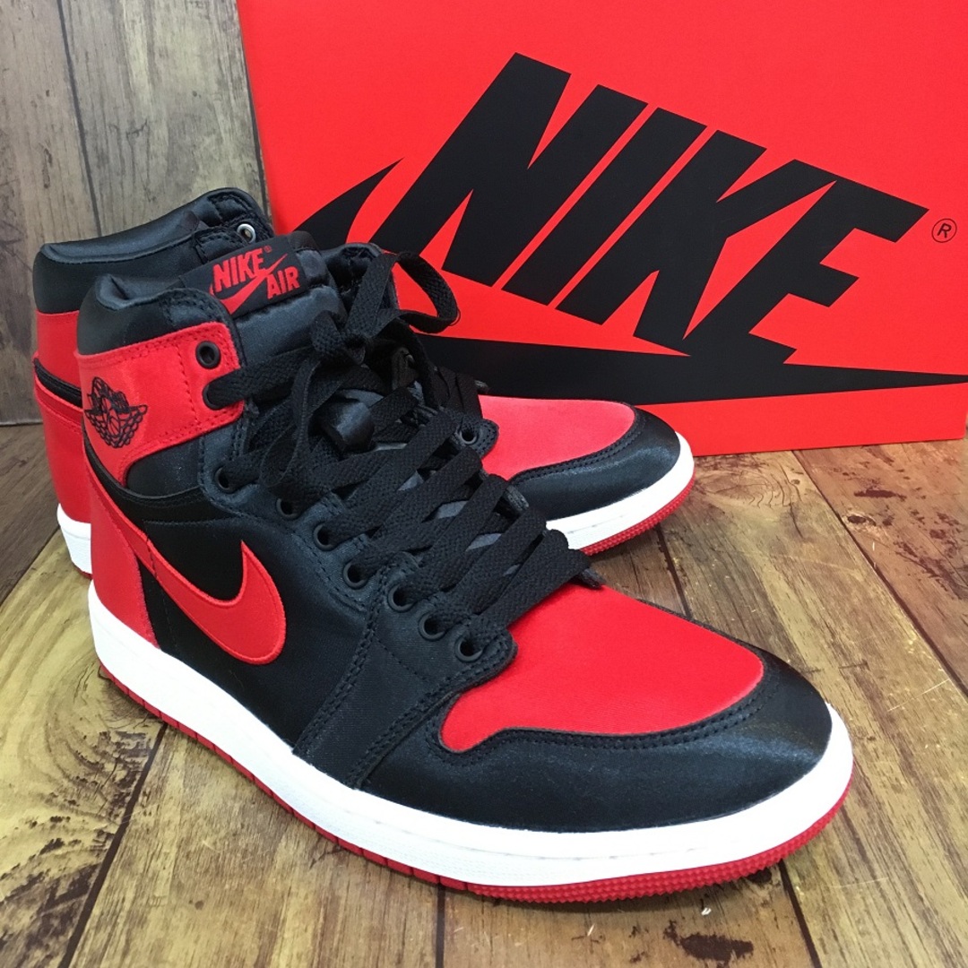 NIKE(ナイキ)のNIKE WMNS AIR JORDAN 1 RETRO HIGH OG SATIN BRED ナイキ ウィメンズ エア ジョーダン 1 レトロ ハイ オージー サテンブレッド【7213-004】 メンズの靴/シューズ(スニーカー)の商品写真