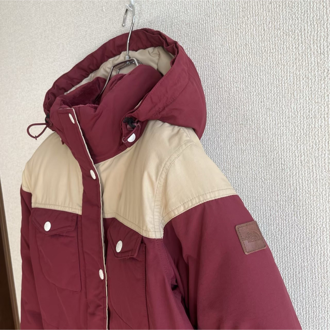 THE NORTH FACE(ザノースフェイス)のノースフェイス　ダウンジャケット　えんじ×ベージュ　レディースＭ レディースのジャケット/アウター(ダウンジャケット)の商品写真