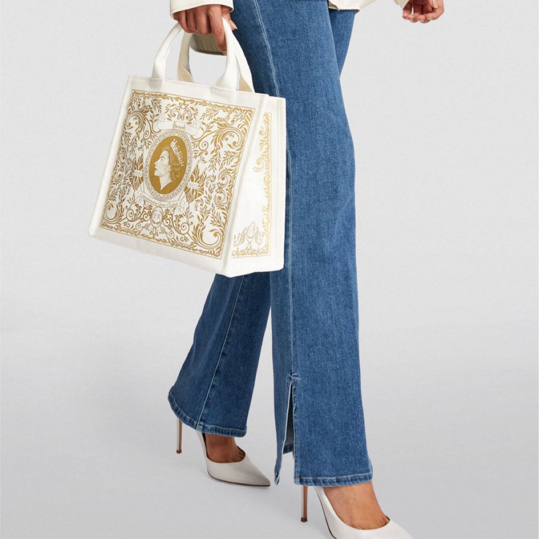 Harrods(ハロッズ)のハロッズ エリザベス女王 記念 トートバッグ  ホワイト×ゴールド 新品未使用 レディースのバッグ(トートバッグ)の商品写真