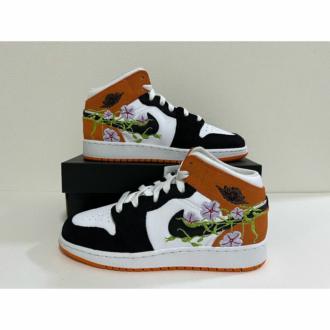 NIKE(ナイキ)の【新品】23.5cm NIKEエアジョーダン1 Mid GS Floral刺繍 レディースの靴/シューズ(スニーカー)の商品写真