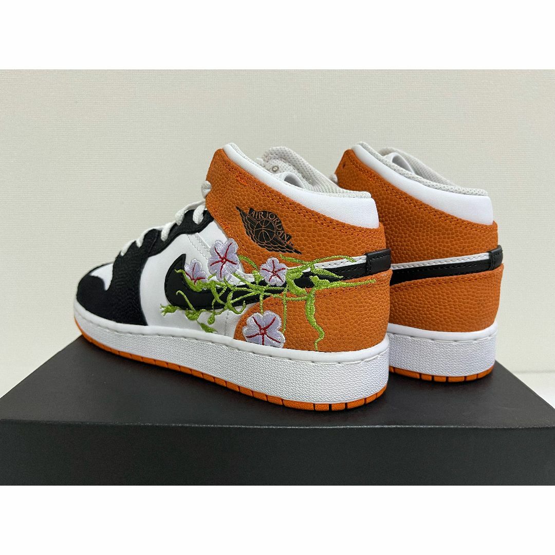 NIKE(ナイキ)の【新品】23.5cm NIKEエアジョーダン1 Mid GS Floral刺繍 レディースの靴/シューズ(スニーカー)の商品写真