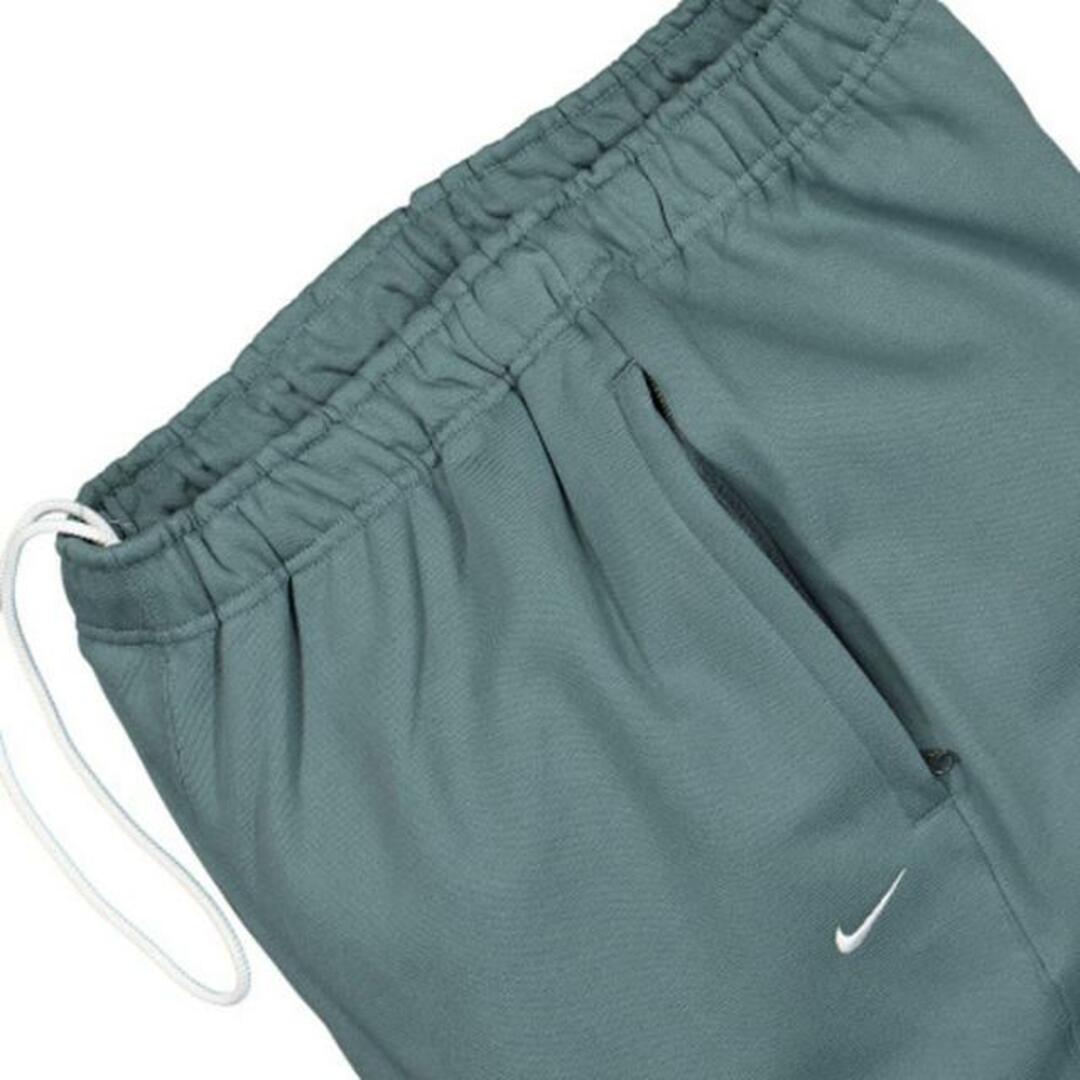 NIKE(ナイキ)のNIKE LAB ナイキ ラボ Solo Swoosh Fleece Pants ソロ スウッシュ フリース パンツ CW5460 メンズボトムス ライトボーンホワイト ダークグレー ブラック グリーン レッド モルト  4.グリーン メンズのパンツ(ワークパンツ/カーゴパンツ)の商品写真