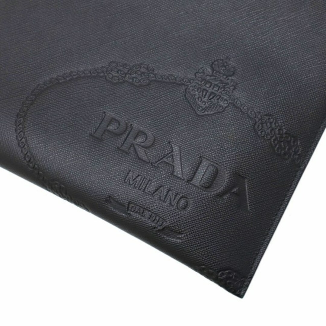 PRADA(プラダ)のプラダ 2NG005 サフィアーノレザー エンボスロゴ クラッチバッグ メンズのバッグ(セカンドバッグ/クラッチバッグ)の商品写真