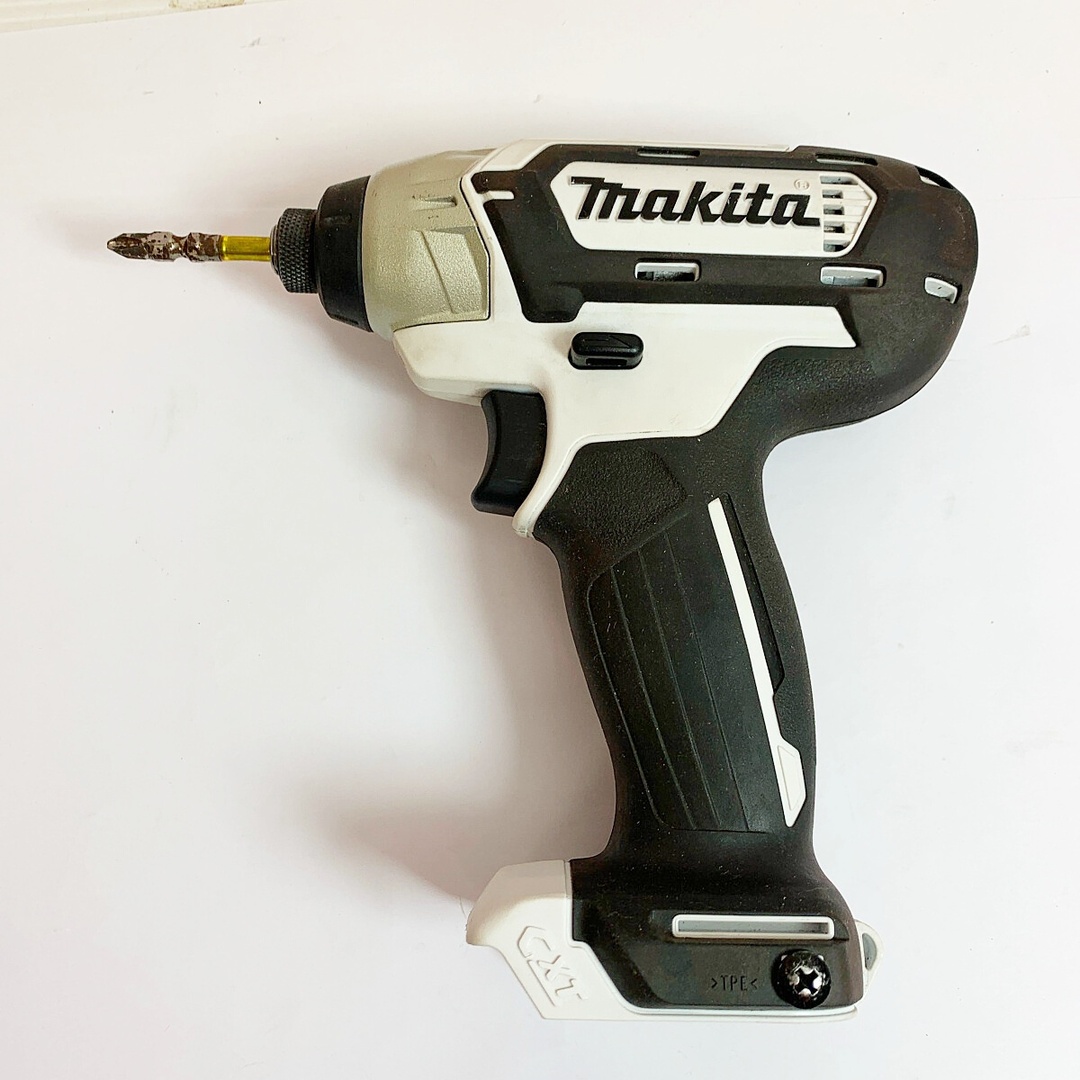 Makita(マキタ)の♭♭MAKITA マキタ 充電式インパクトドライバ　10.8V　充電器・充電池2個・ケース付  TD110DSHXW ホワイト インテリア/住まい/日用品の文房具(その他)の商品写真