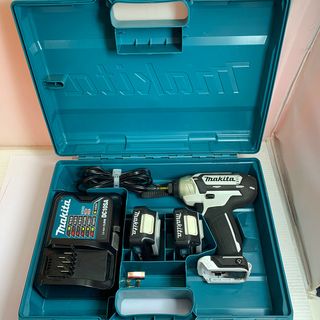 マキタ(Makita)の♭♭MAKITA マキタ 充電式インパクトドライバ　10.8V　充電器・充電池2個・ケース付  TD110DSHXW ホワイト(その他)