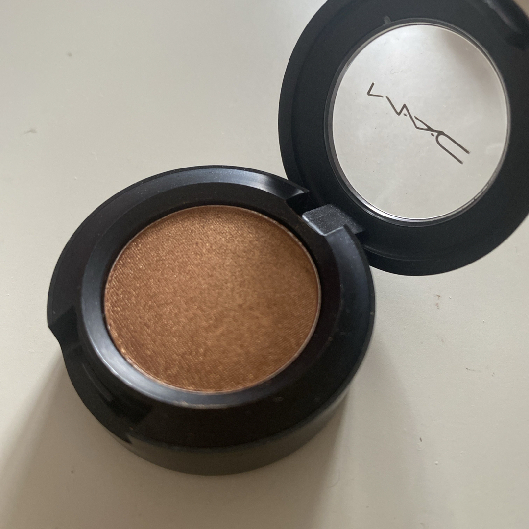 MAC(マック)のMAC EYE SHADOW アンバーライト コスメ/美容のベースメイク/化粧品(アイシャドウ)の商品写真