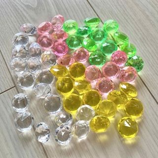 4色　宝石　カラフル　プラスチックダイヤ　アクリルストーン　宝石　まとめ売り(各種パーツ)