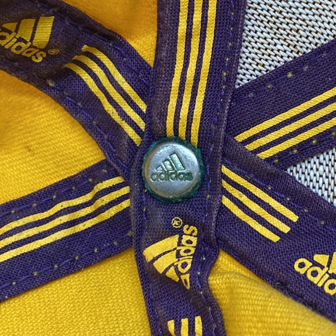 adidas(アディダス)のヴィンテージ　adidas　NBA　レイカーズ　刺繍ロゴ　ベースボールキャップ メンズの帽子(キャップ)の商品写真