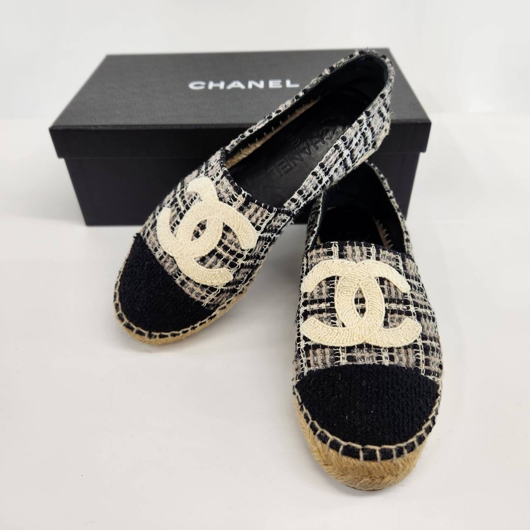 CHANEL(シャネル)の【CHANEL シャネル】【ツイード エスパドリーユ ココマーク 36 ブラック スリッポン フラットシューズ 国内正規品】 レディースの靴/シューズ(スリッポン/モカシン)の商品写真