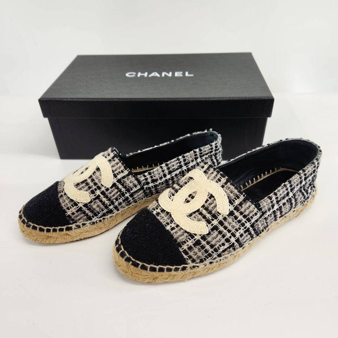 CHANEL(シャネル)の【CHANEL シャネル】【ツイード エスパドリーユ ココマーク 36 ブラック スリッポン フラットシューズ 国内正規品】 レディースの靴/シューズ(スリッポン/モカシン)の商品写真