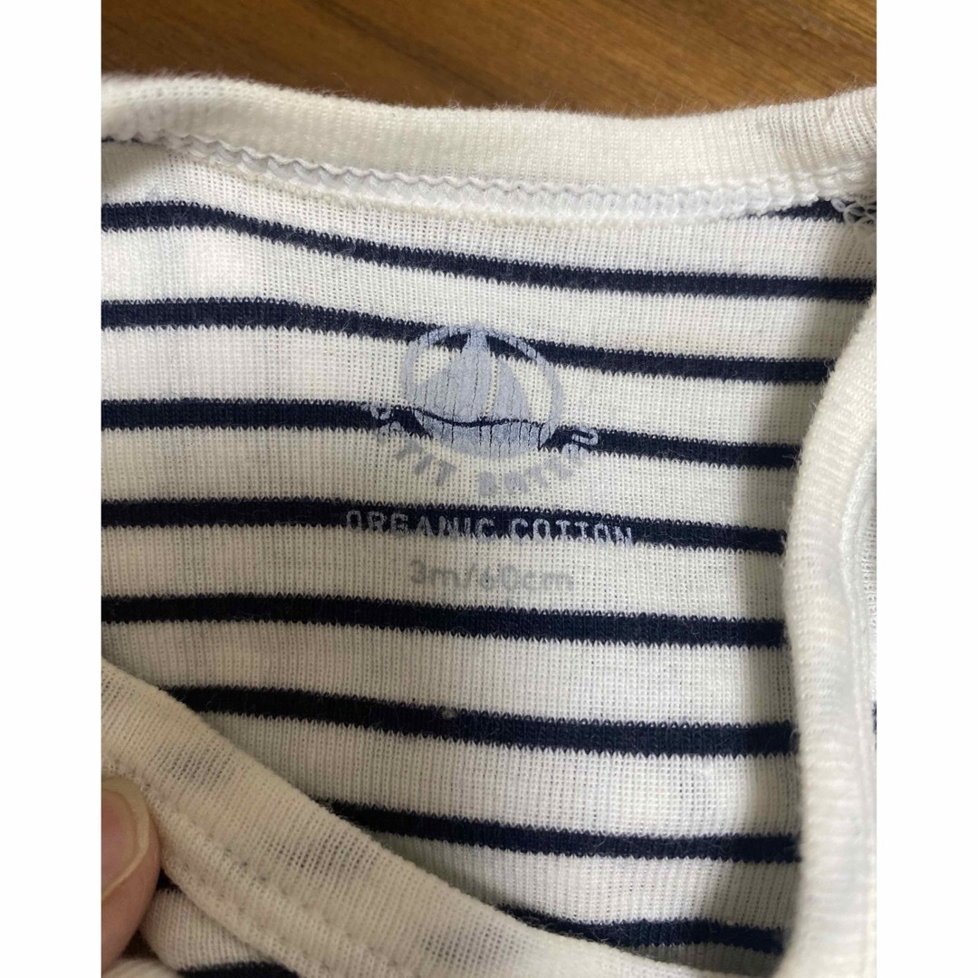 PETIT BATEAU(プチバトー)のプチバトー⭐︎前開きボーダー肌着⭐︎3 m キッズ/ベビー/マタニティのベビー服(~85cm)(肌着/下着)の商品写真