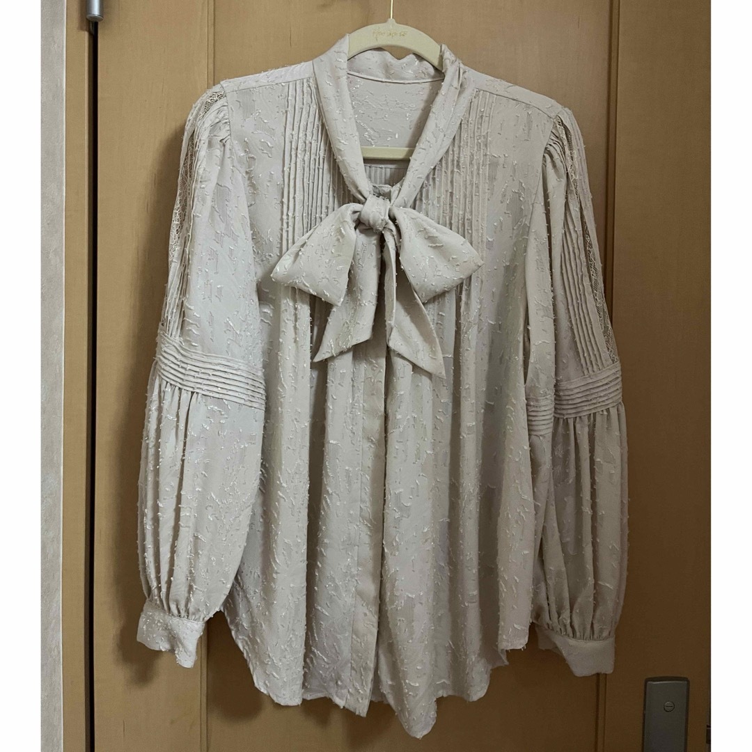 Her lip to(ハーリップトゥ)のBow-Tie Lace Trimming Blouse レディースのトップス(シャツ/ブラウス(長袖/七分))の商品写真