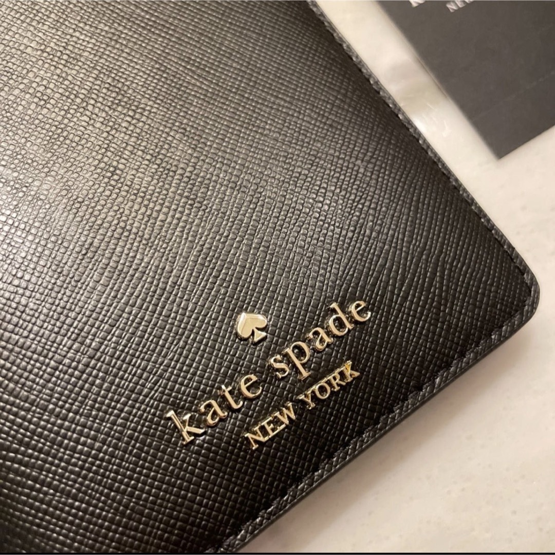 kate spade new york(ケイトスペードニューヨーク)の新品未使用　ケイトスペードニューヨーク　パスポートケース　ブラック レディースのファッション小物(名刺入れ/定期入れ)の商品写真