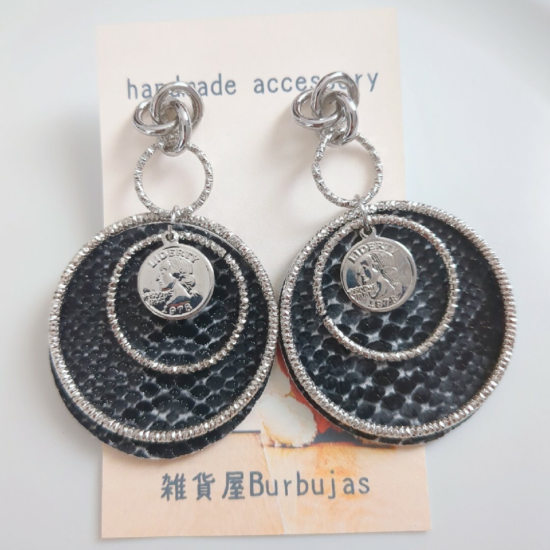 【ハンドメイド】パイソン柄のサークルレザーパーツの揺れるシルバーピアス ハンドメイドのアクセサリー(ピアス)の商品写真