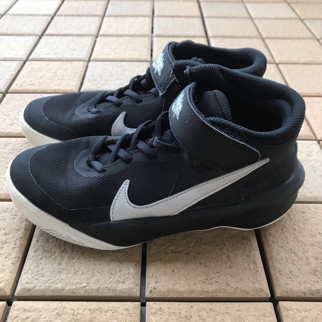 NIKE(ナイキ)のナイキ スニーカーチーム ハッスル D 10  キッズ/ベビー/マタニティのキッズ靴/シューズ(15cm~)(スニーカー)の商品写真