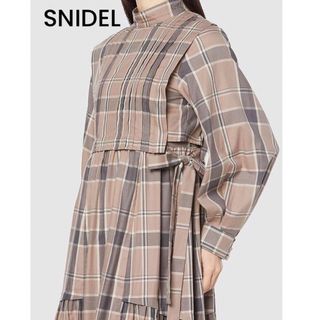 スナイデル(SNIDEL)のSNIDEL タックレイヤードワンピース ベージュ 0サイズ(ロングワンピース/マキシワンピース)