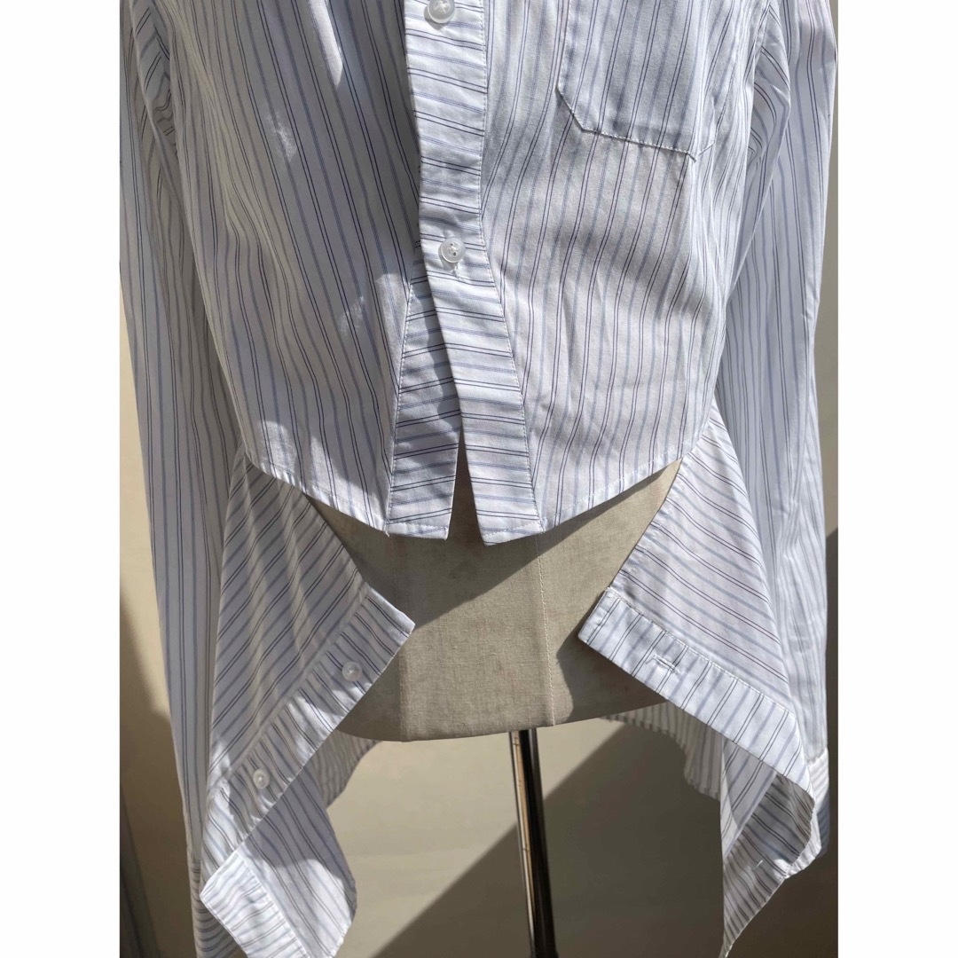 MAISON SPECIAL(メゾンスペシャル)のCHIN MENS ブルーストライプ変形デザインシャツ　山18 レディースのトップス(シャツ/ブラウス(長袖/七分))の商品写真