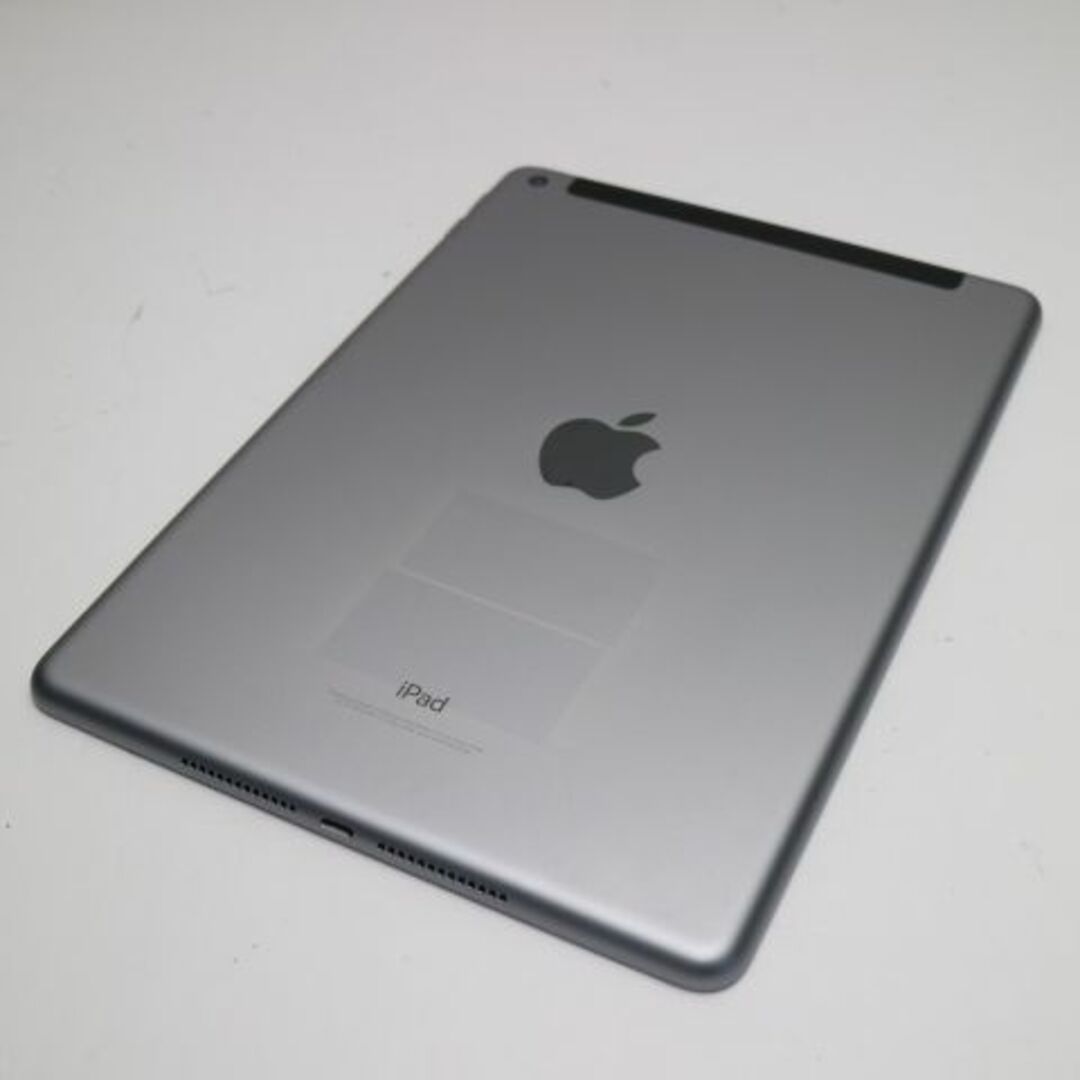 Apple(アップル)の超美品 SIMフリー iPad 第6世代 32GB グレイ  スマホ/家電/カメラのPC/タブレット(タブレット)の商品写真