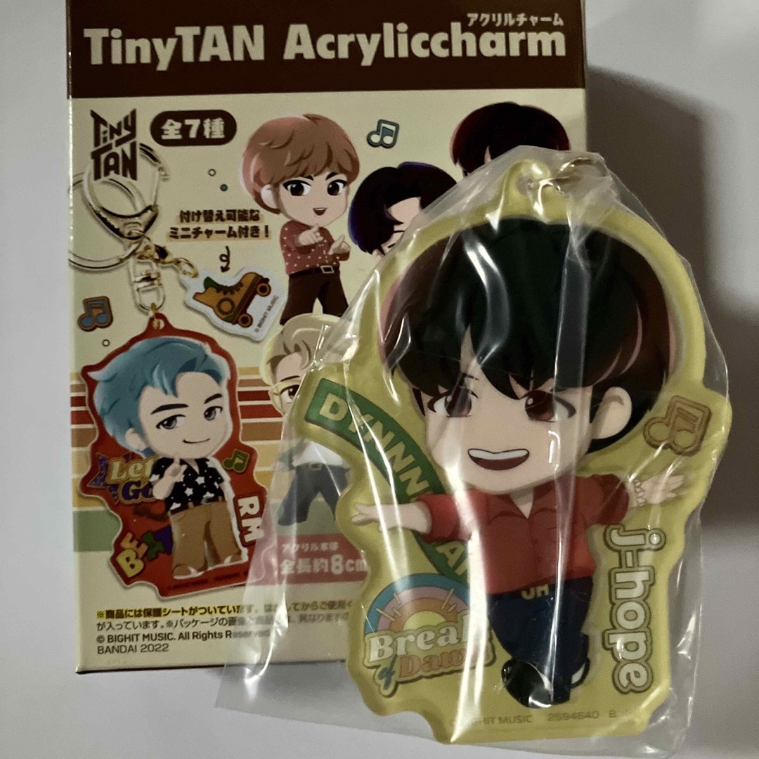 防弾少年団(BTS)(ボウダンショウネンダン)の新品 箱入り TinyTANアクリルチャームキーホルダー BTS タイニータン エンタメ/ホビーのタレントグッズ(アイドルグッズ)の商品写真