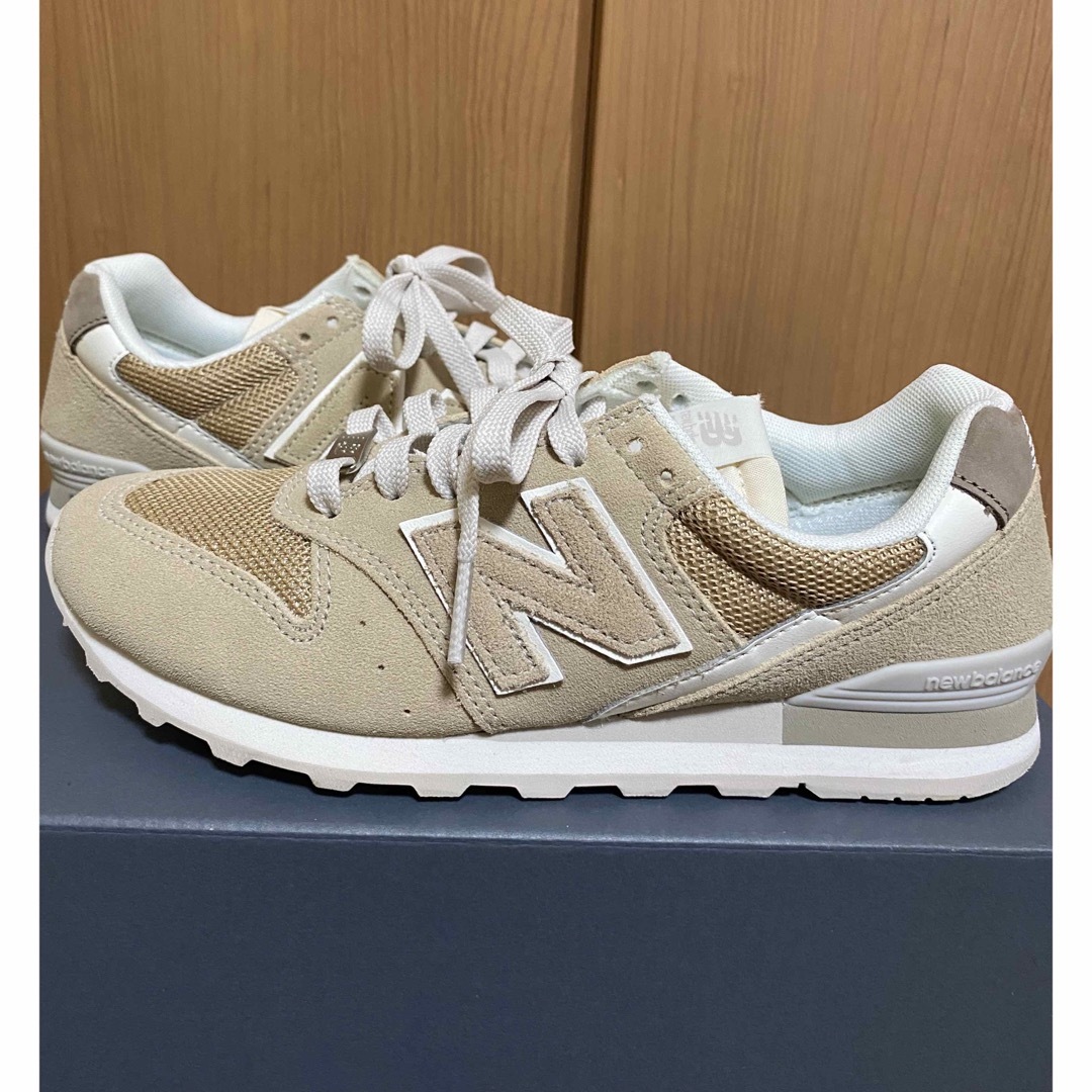 996（New Balance）(キュウキュウロク)の新品未使用　ユナイテッドアローズ　ニューバランス996 23.5㎝　ベージュ レディースの靴/シューズ(スニーカー)の商品写真