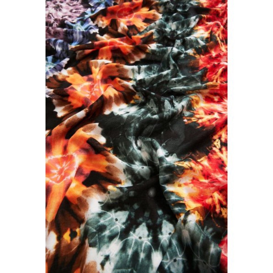 DESIGUAL(デシグアル)の新品✨タグ付き♪ オレンジ系　デシグアル　お洒落　スカーフ　大特価‼️ レディースのファッション小物(バンダナ/スカーフ)の商品写真