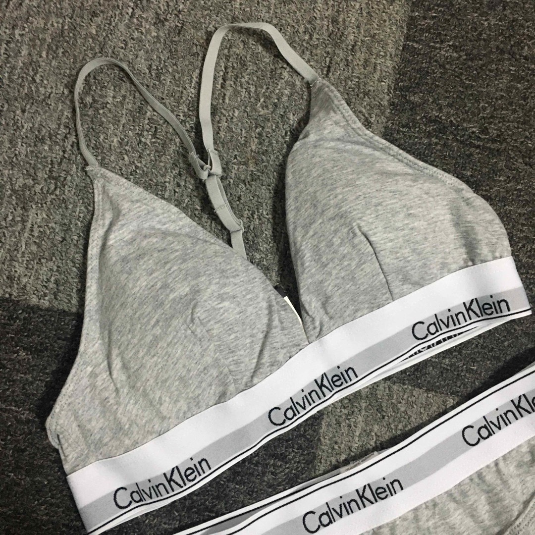 ck Calvin Klein(シーケーカルバンクライン)のカルバンクライン　レディース　上下セット　三角ブラ&ショーツ　灰　下着　M レディースの下着/アンダーウェア(ブラ&ショーツセット)の商品写真