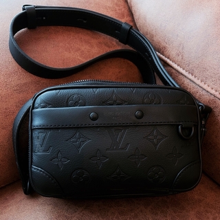 ルイヴィトン(LOUIS VUITTON)のLOUISVUITTON ポシェット シャドウ アルファ　ウェアラブルウォレット(セカンドバッグ/クラッチバッグ)