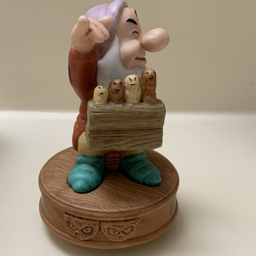 白雪姫(シラユキヒメ)のディズニー  陶器  オルゴール  7人の小人 エンタメ/ホビーのおもちゃ/ぬいぐるみ(キャラクターグッズ)の商品写真
