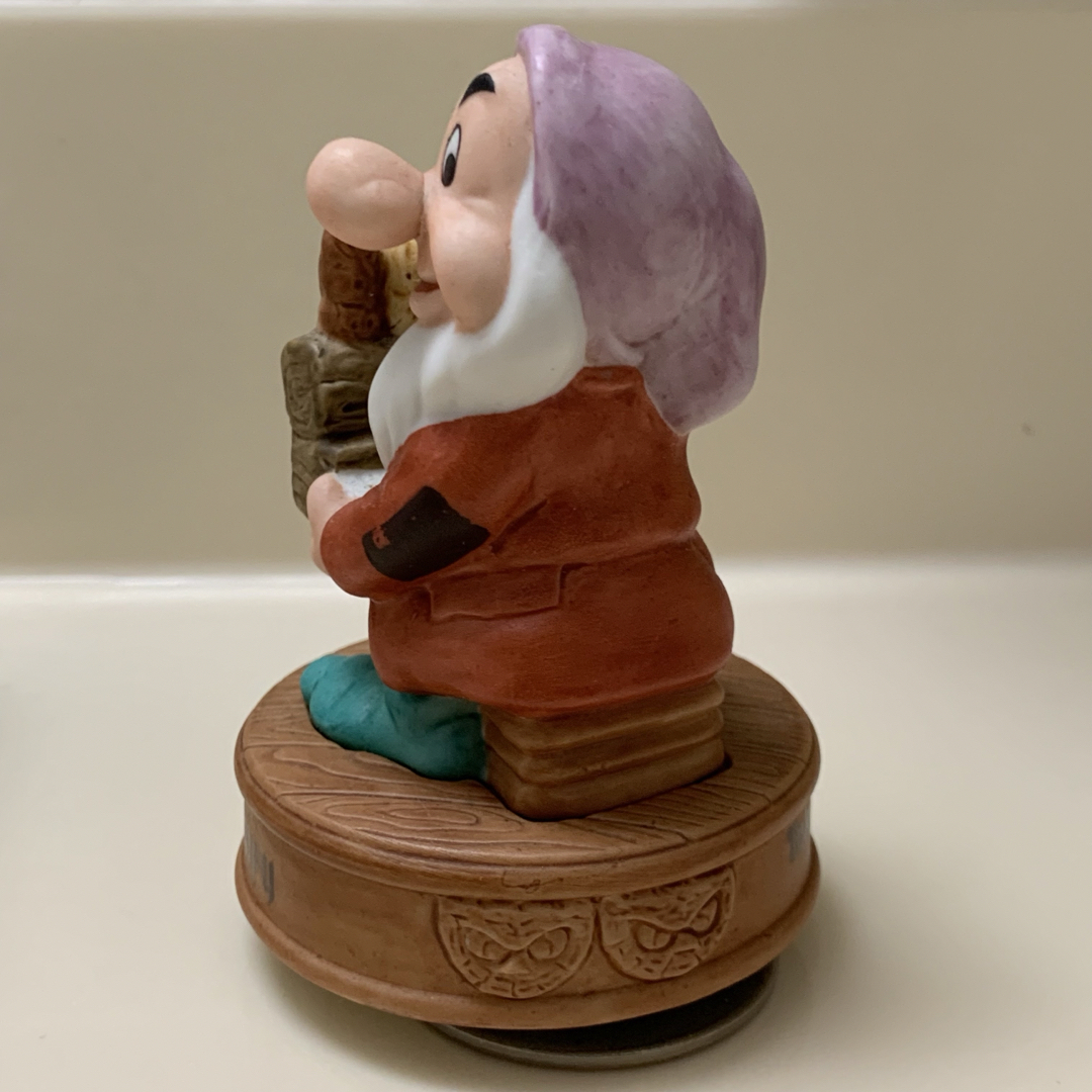 白雪姫(シラユキヒメ)のディズニー  陶器  オルゴール  7人の小人 エンタメ/ホビーのおもちゃ/ぬいぐるみ(キャラクターグッズ)の商品写真