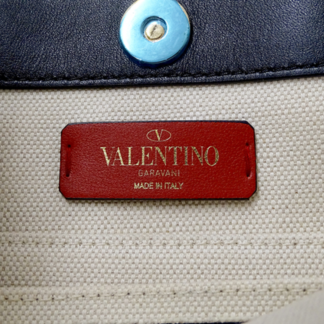 valentino garavani(ヴァレンティノガラヴァーニ)のヴァレンティノ ガラヴァーニ Valentino Garavani バッグ レディース ブランド トートバッグ ハンドバッグ キャンバス ホワイト ブラック スタッズ 白 ロゴ コンパクト おしゃれ かわいい おでかけ 【中古】 レディースのバッグ(トートバッグ)の商品写真