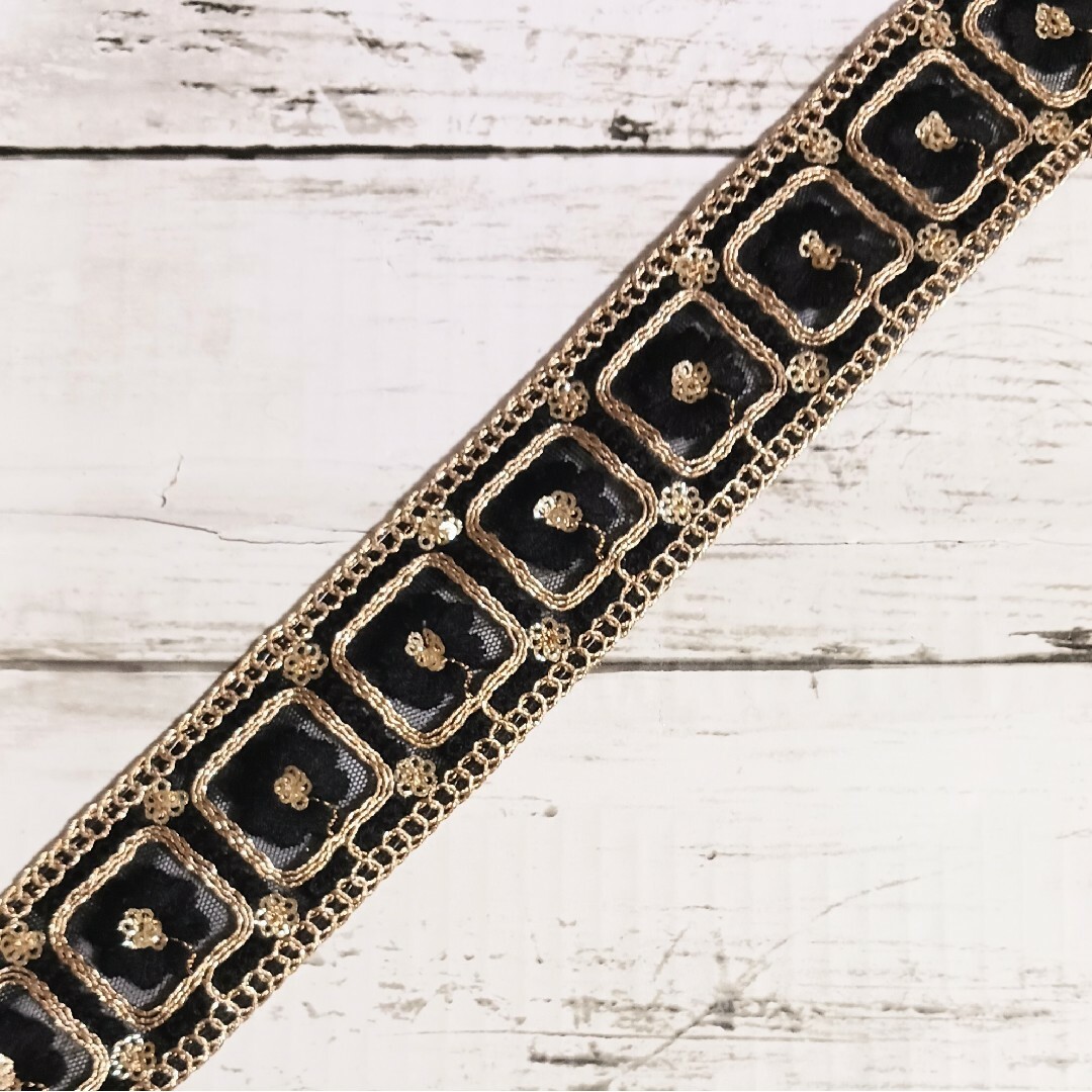 【インド刺繍リボン】50cm　送料込み　チュール　2番 ハンドメイドの素材/材料(生地/糸)の商品写真