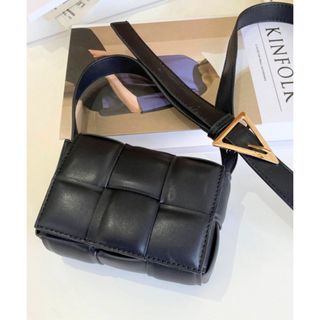 ザラ(ZARA)のスクエア編み込みミニショルダーバッグ カセットショルダーバッグ ブラック 新品(ショルダーバッグ)